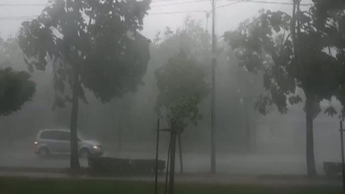 Meteorologii anunță: Caniculă &icirc;n 19 județe, furtuni și ploi torențiale &icirc;n București și &icirc;n sud-estul țării