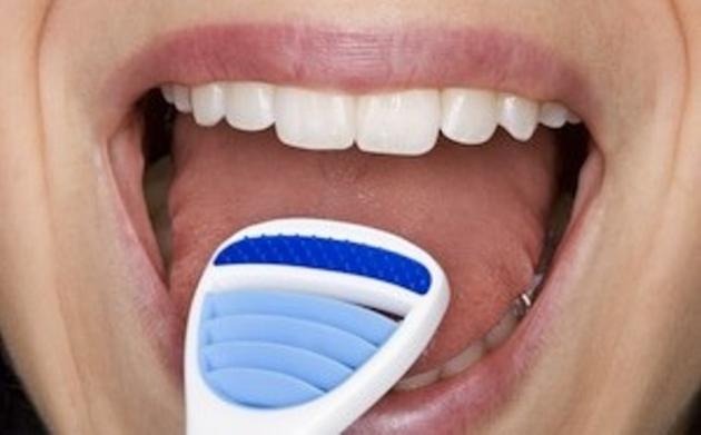 Puțini știu! Ce se &icirc;nt&acirc;mplă dacă pui zahăr și sare SUB LIMBĂ seara, &icirc;nainte de culcare