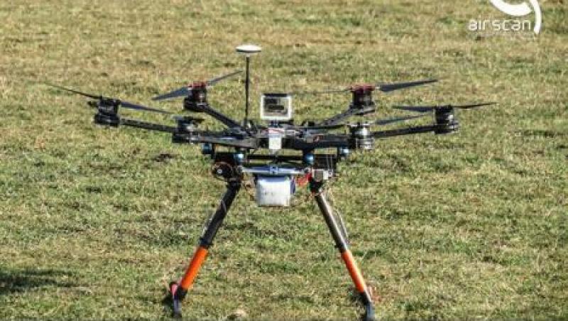 Pilotul planorului dispărut în munți, căutat cu o dronă specială, dotată cu cameră termică și zoom