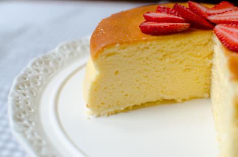 Reţetă video! Învaţă să faci cheesecake japonez, o prăjitură simplă, din trei ingrediente banale