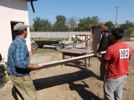 Start pentru renovare la școala “Prof. Dr. Ioan Cerghi” din Hârseni, județul Brașov, în cadrul proiectului Ajută un sat. Schimbă o țară