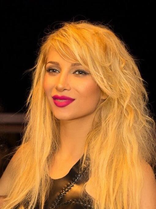 Cum arată chipul Lorei fără niciun strop de machiaj! Artista s-a fotografiat &icirc;n pat, imediat după ce s-a trezit