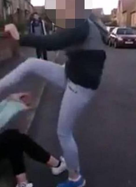 Video ŞOCANT! O puştoaică de 15 ani a fost snopită în bătaie şi umilită de o colegă! Cum s-a încheiat incidentul