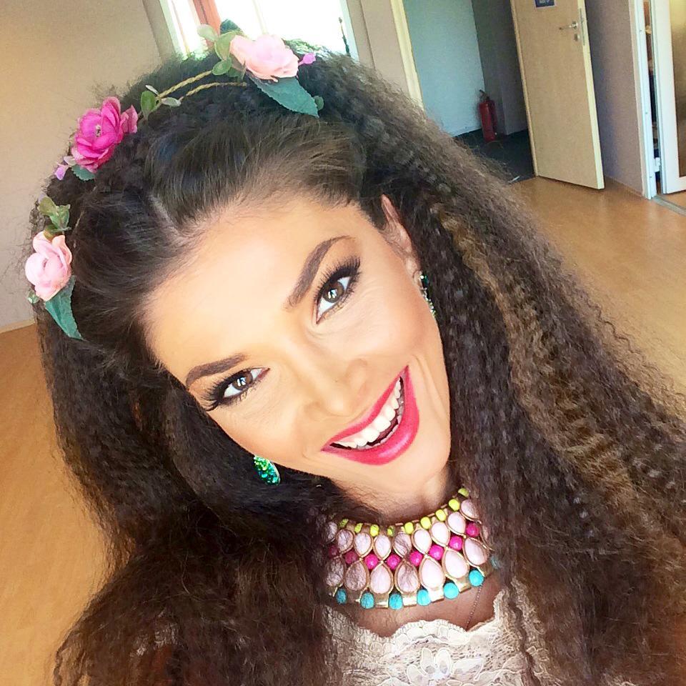 Alina Puşcaş a fost vedeta unui pictorial extrem de sexy! Ţinuta i-a scos &icirc;n evidenţă formele