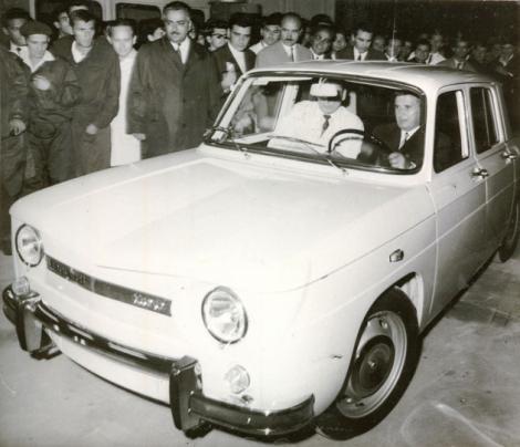 20 august 1968: Prima DACIA iese pe poarta uzinei! Ceauşescu şi maşina "prea luxoasă pentru idioţi"