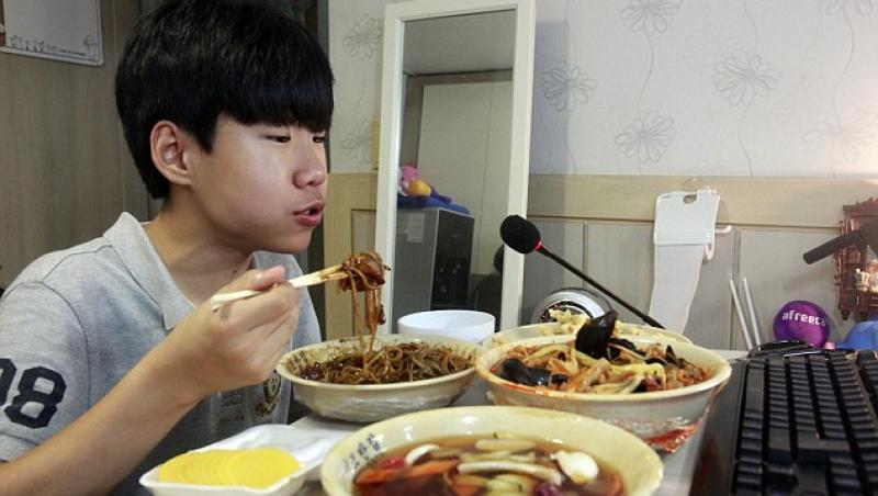 FOTO: Oricine ar vrea să fie în locul lui! Cum arată tânărul care e plătit cu sute de euro ca să mănânce în fața oamenilor