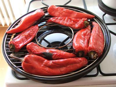 Cea mai simplă, rapidă şi eficientă metodă prin care cureţi ardeii copţi şi vinetele