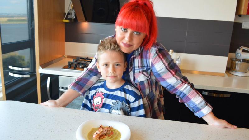 Fosta componentă Sweet Kiss, Annely Cole, îşi învaţă fiul să gătească