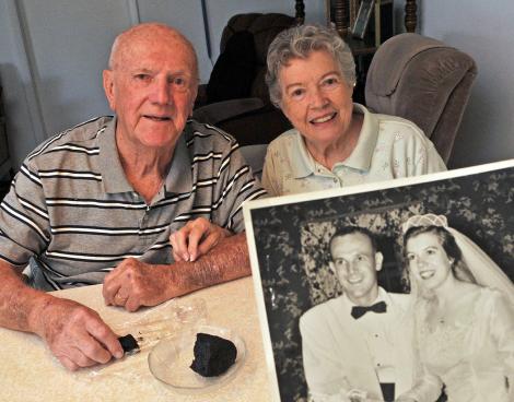 Au păstrat tortul de la nuntă timp de 60 de ani! În fiecare an, acest cuplu face ceva de-a dreptul ieșit din comun!
