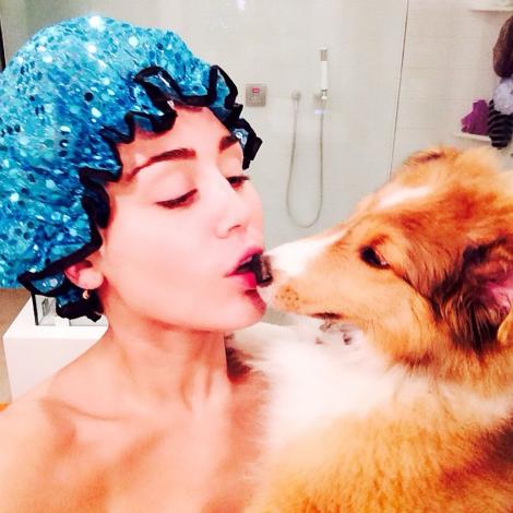 Vedetele de la Hollywood + câinii = LOVE! Galerie foto cu celebrităţi şi animalele lor în ipostaze amuzante