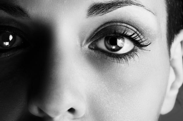 Ce se &icirc;nt&acirc;mplă dacă privești pe cineva &icirc;n ochi, timp de zece minute! Puțini ar avea curajul să &icirc;ncerce așa ceva!