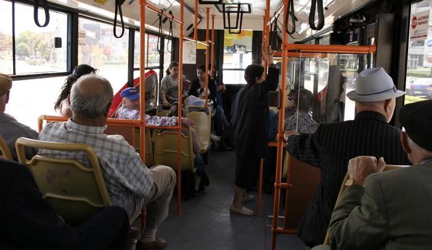 Nu vei mai alerga după scaunul liber din autobuz! Vei renunța la acest obicei dacă afli cum îți afectează sănătatea!