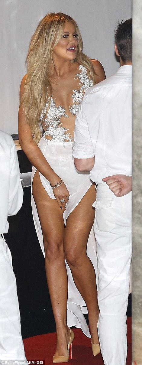 FOTO: A vrut să fie irezistibilă pentru iubitul ei, dar s-a făcut de r&acirc;s! Rochia mult prea sexy i-a jucat feste și s-a văzut tot!