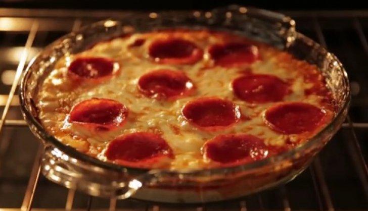 VIDEO! Cum să faci o pizza delicioasă, fără blat! Rețeta pe care au încercat-o sute de mii de oameni