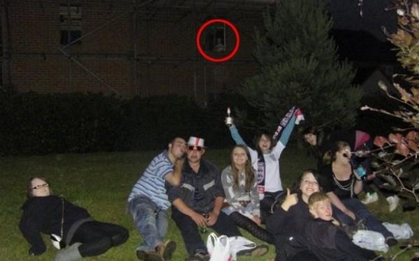 Au vrut să facă o poză de grup, dar c&acirc;nd au privit fotografia s-au speriat! Alături de ei apărea ceva &icirc;nfricoșător!