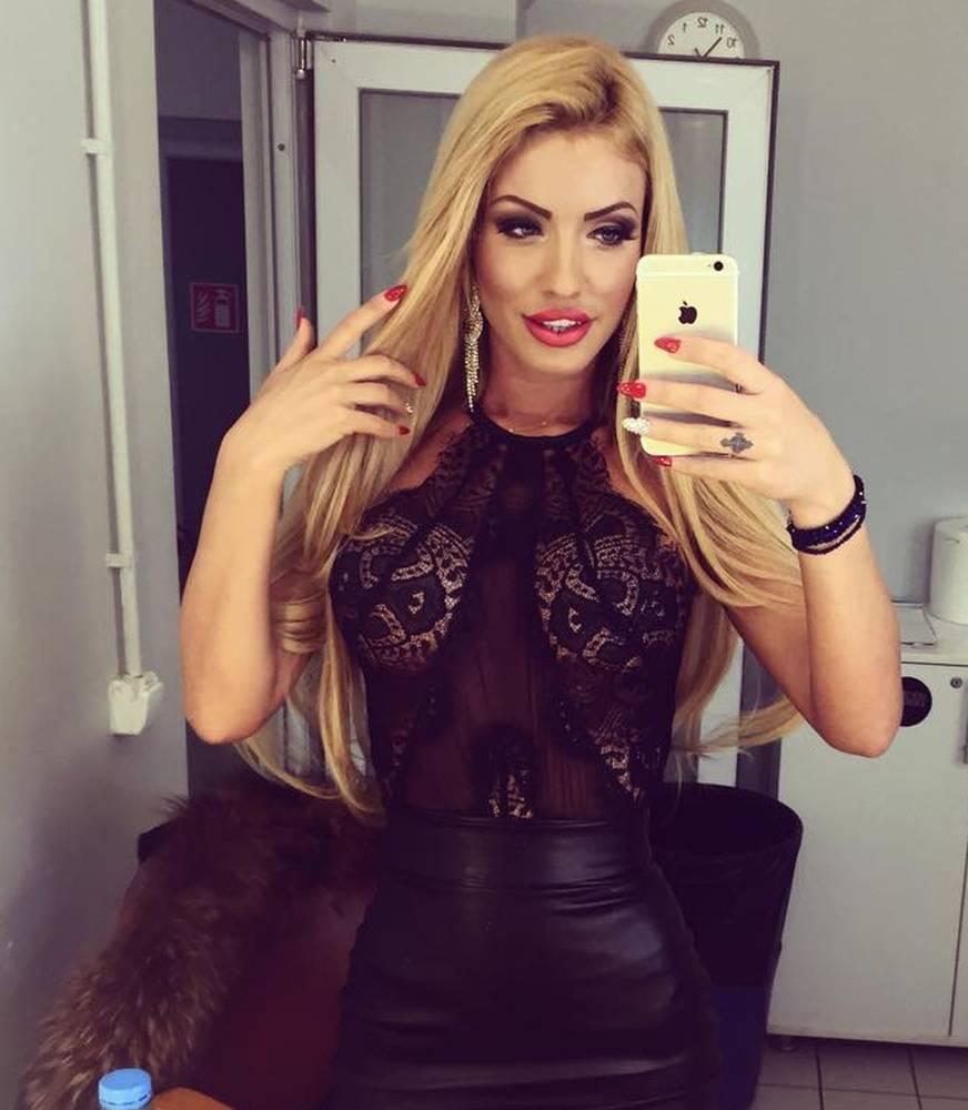 Imagine deocheată! Loredana Chivu, surprinsă &icirc;n ipostaze fierbinţi la piscină! Şi-a etalat formele apetisante, iar bărbaţii au fost &icirc;n delir