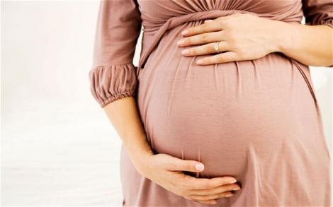 O femeie gravidă s-a dus la doctor pentru un control de rutină, dar a văzut imagini incredibile! Gemenii săi se băteau în burtică