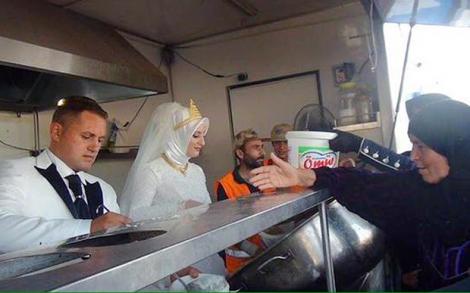 Miri turci, apreciați de o lume întreagă! Au împărţit, la propria nuntă, hrană pentru 4000 de suflete refugiate din Siria