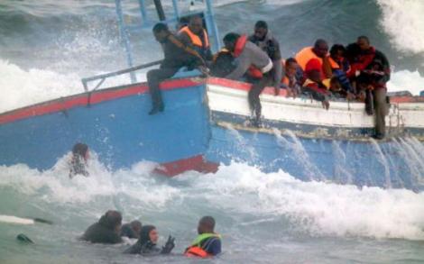 O ambarcațiune cu 700 de imigranți la bord a naufragiat în largul Libiei
