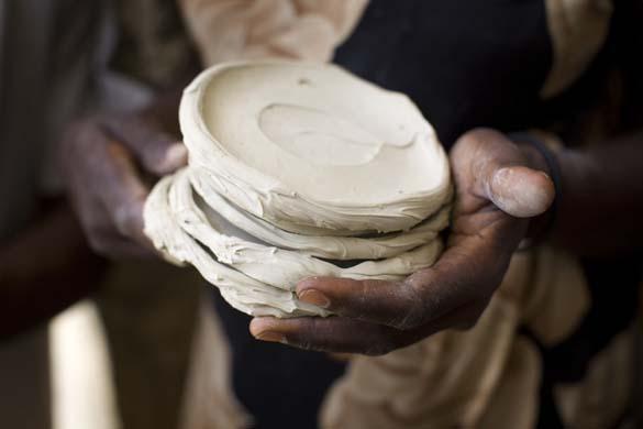 Locul unde oamenii sunt at&acirc;t de săraci, &icirc;nc&acirc;t măn&acirc;ncă turte de noroi pentru a putea supraviețui!