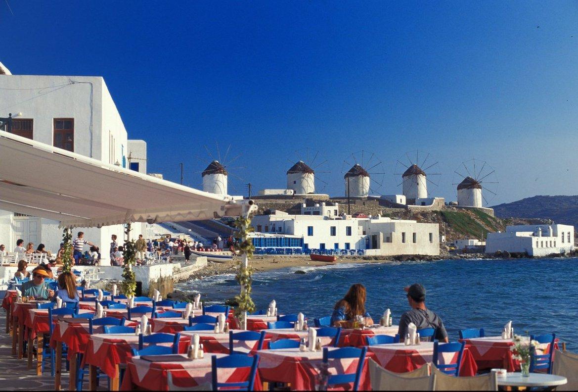 Mykonos, paradisul caselor albe cu obloane albastre
