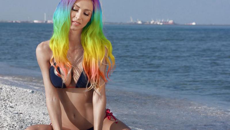 Andreea Bălan şi-a vopsit părul în culorile curcubeului special pentru un nou videoclip