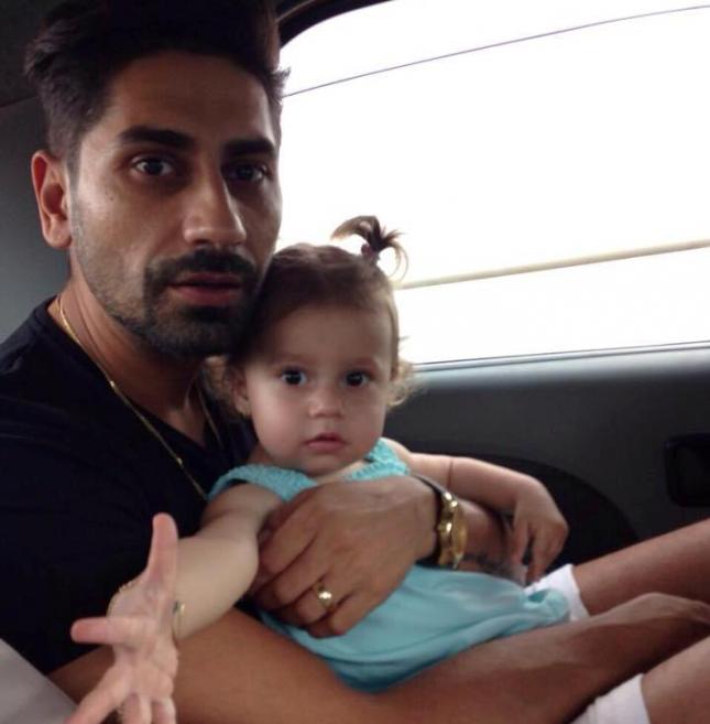 VIDEO: Maya e mai talentată dec&acirc;t Connect-R. Uite-o cum c&acirc;ntă la pian