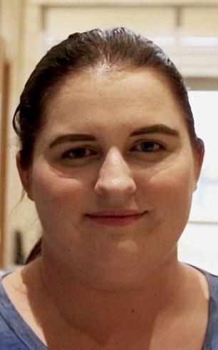 Naviga pe un site de socializare atunci c&acirc;nd a avut parte de un șoc! A descoperit o străină care &icirc;i seamănă leit!