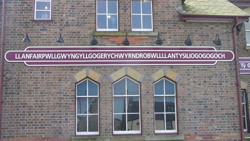 Vezi cum pronunță gașca de la Neatza cea mai...lungă localitate din Europa: Llanfair­pwllgwyngyll­gogery­chwyrn­drobwll­llan­tysilio­gogo­goch !