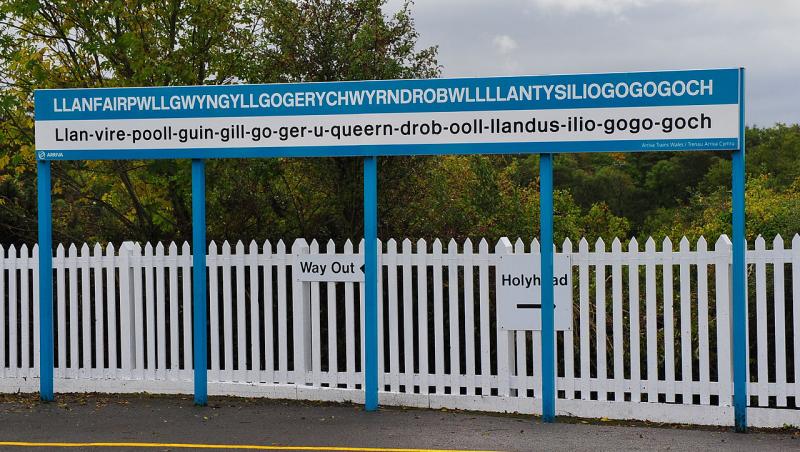 Vezi cum pronunță gașca de la Neatza cea mai...lungă localitate din Europa: Llanfair­pwllgwyngyll­gogery­chwyrn­drobwll­llan­tysilio­gogo­goch !