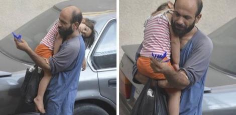 Poză virală! Întreaga planetă a fost înduioșată când a văzut ce face acest sirian pentru copiii săi!