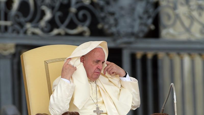 Vântul i-a jucat feste Sanctității Sale Francisc. ”Papa cu-ale lui trei coroane puse una peste alta”...
