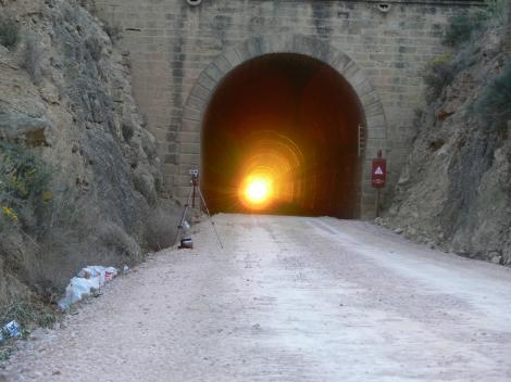 VALDEALGORFA, locul unde luminița de la capătul tunelului se vede de două ori pe an. Soarele răsare printr-un culoar lung de 2,4 kilometri