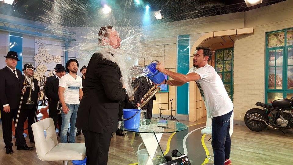Horia Brenciu, cum nu l-ai mai văzut vreodată! A primit o găleată de apă în cap în urma unui joc de cărţi cu Răzvan