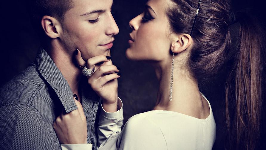 Nimeni nu rezistă şarmului lor! Care sunt zodiile care &icirc;nv&acirc;rt bărbații pe degete