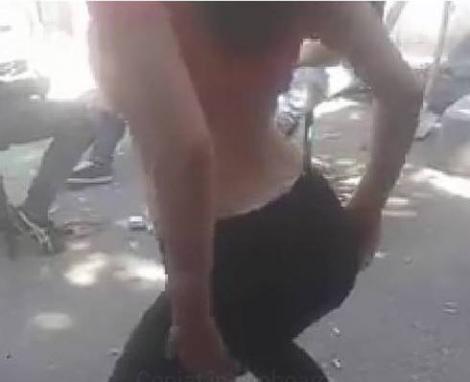 VIDEO: Show erotic în curtea şcolii! O elevă de 14 ani a dansat lasciv în faţa colegilor ei! Imagini fierbinţi