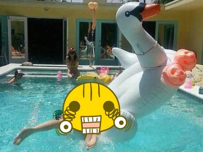 Era la piscină și &icirc;și etala corpul extrem de sexy! Totuși, c&acirc;nd s-a aplecat puțin, posteriorul ei a devenit vedetă pe internet! S-a văzut totul!