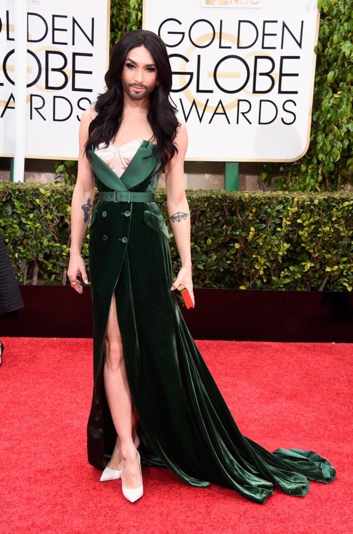 FOTO! Conchita Wurst, &icirc;n varianta masculină, seamănă leit cu mama sa! Uite cum arată cea care i-a dat naștere lui (sau ei)!