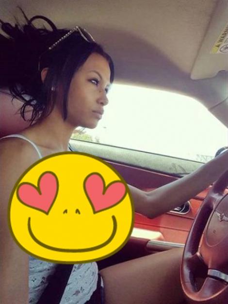 FOTO: A surprins-o în cel mai intim moment! Cea mai sexy șoferiță i-a înnebunit pe toți cu decolteul ei incendiar