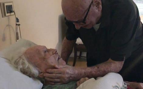Ai putere să nu plângi? Pe patul de moarte el, 92 de ani, îi cântă soției, de 93. 73 de ani împreună. Text fără ”senzațional” ori ”incredibil”.