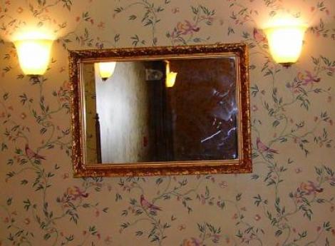 O turistă a descoperit ceva scandalos în spatele unei oglinzi din camera de hotel!