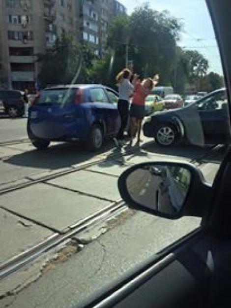 Bătaie între femei, în plină zi! Două tinere, surprinse în timp ce se ”altoiau”, în centrul Bucureștiului