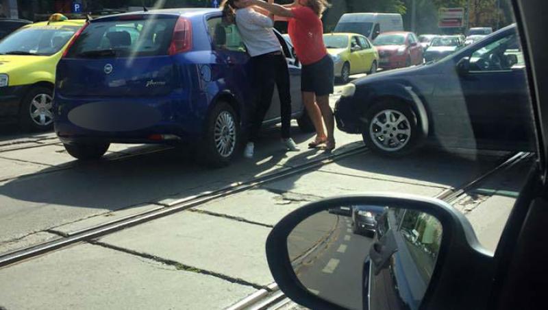 Bătaie între femei, în plină zi! Două tinere, surprinse în timp ce se ”altoiau”, în centrul Bucureștiului