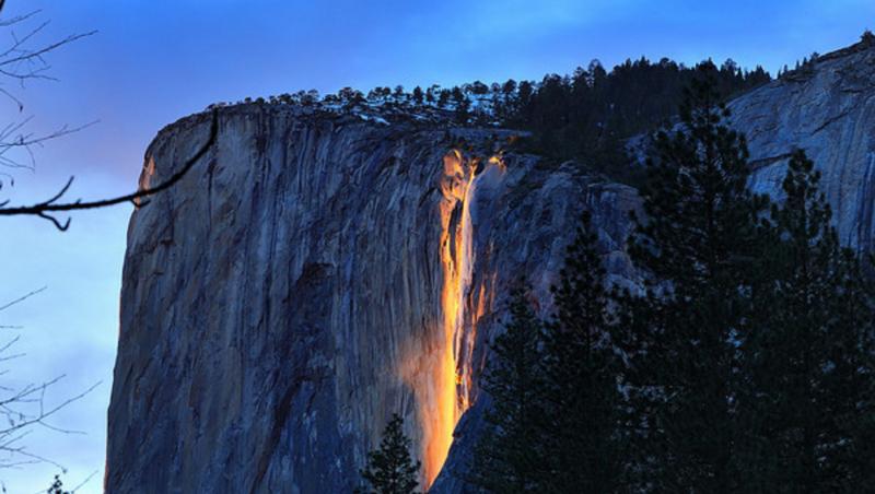 Horsetail, Parcul Yosemite, SUA. Cum ”arde” o cascadă câteva zile pe an
