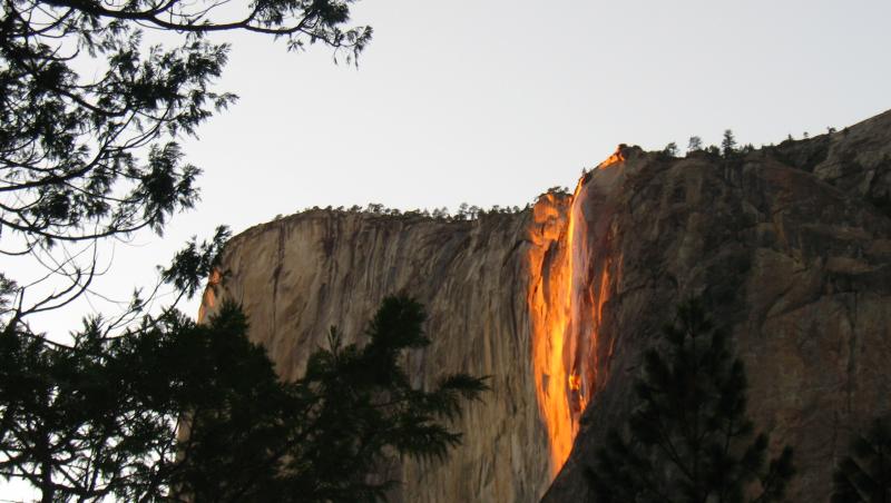 Horsetail, Parcul Yosemite, SUA. Cum ”arde” o cascadă câteva zile pe an