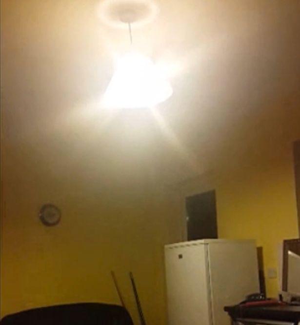 A filmat momentul &icirc;n care o fantomă o terorizează &icirc;n casă! Imaginile &icirc;ți dau fiori! (VIDEO)