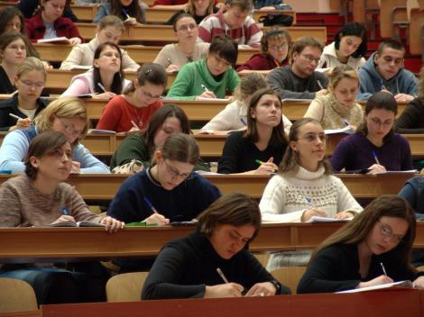 Atenţie, studenţi! Guvernul a aprobat reglementări noi privind programele de studii universitare pentru 2015-2016