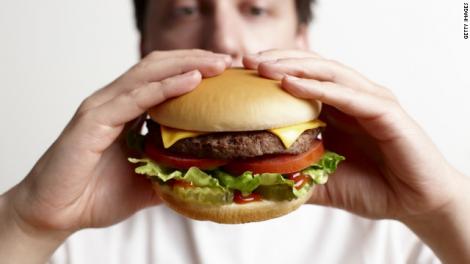Ce se întâmplă în corpul tău dacă mănânci un hamburger! Rămâi uimit dacă afli, se întâmplă în doar câteva minute!