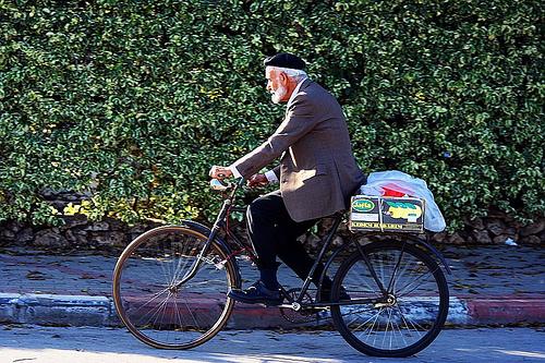 S-a suit pe bicicletă și a călătorit 400 de kilometri doar pentru a-i cumpăra asta soției! Uite ce pofte avea femeia!