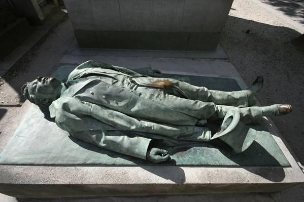 FOTO: N-a fost o celebritate, dar mii de oameni se &icirc;nghesuie să-i atingă&hellip;morm&acirc;ntul! Care este motivul acestui gest macabru